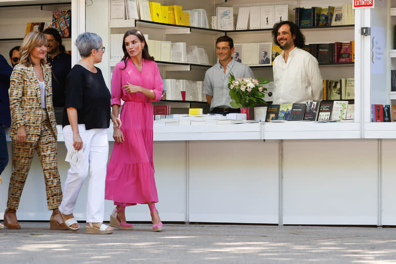 Reina Letizia en una de las casetas de la Feria del Libro 2022