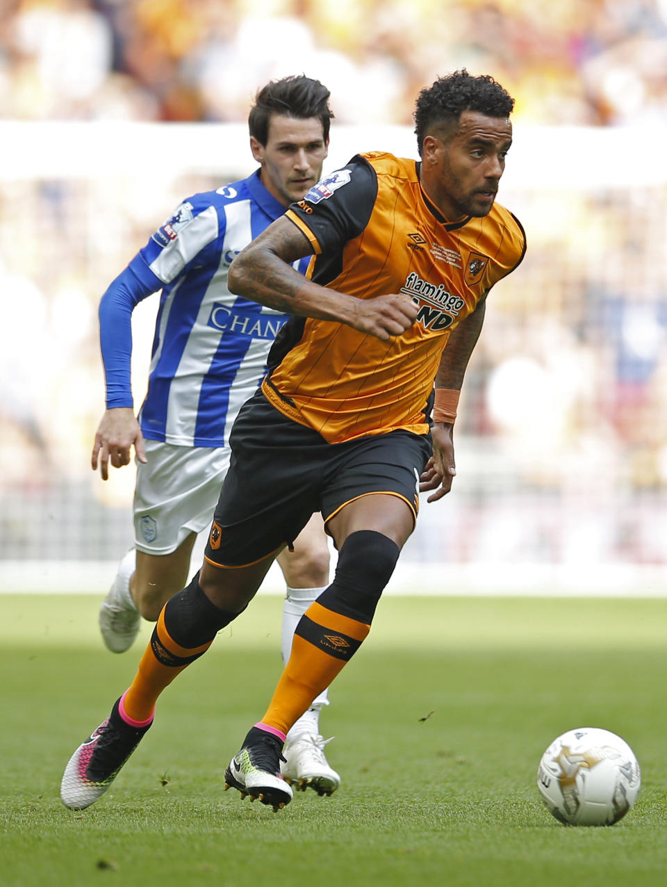 Britain Soccer Football - Hull City v Sheffield Wednesday - Sky Bet Football League Championship Play-Off Final - Wembley Stadium - 28/5/16 Hull City's Tom Huddlestone in action with Sheffield Wednesday's Kieran Lee Action Images via Reuters / Andrew Couldridge Livepic EDITORIAL USE ONLY. No use with unauthorized audio, video, data, fixture lists, club/league logos or "live" services. Online in-match use limited to 45 images, no video emulation. No use in betting, games or single club/league/player publications. Please contact your account representative for further details.