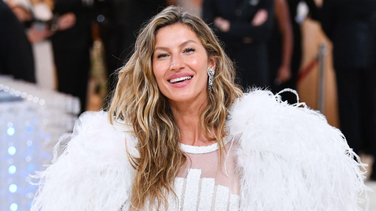 Gisele Bündchen (45 years old) poses topless in micro shorts and a string bikini, the star shows off her dream body from all angles