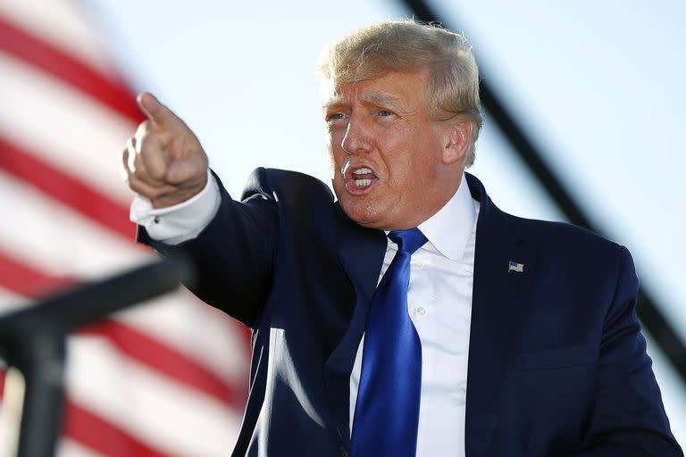 ARCHIVO - El expresidente Donald Trump habla en un mitin en el recinto ferial del condado de Delaware, el 23 de abril de 2022, en Delaware, Ohio. (AP Foto/Joe Maiorana, Archivo)