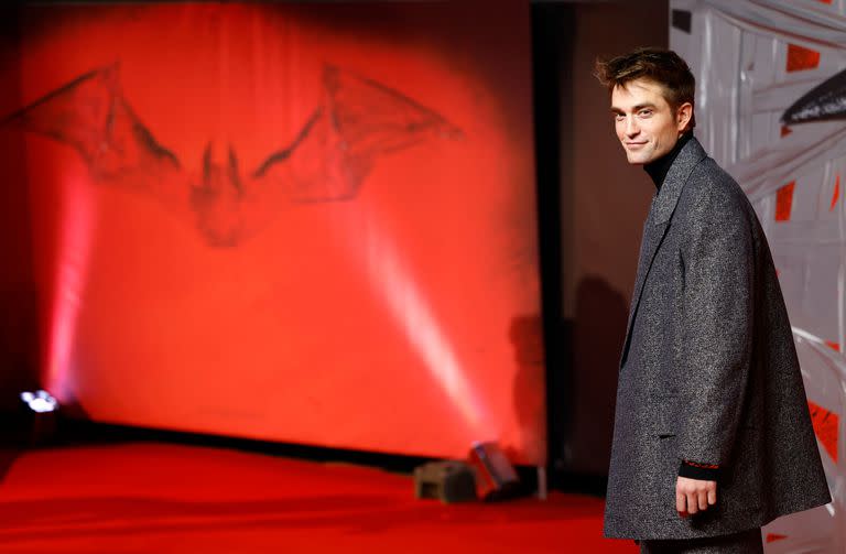 El actor británico Robert Pattinson posa en la alfombra roja a su llegada para una proyección especial de la película 