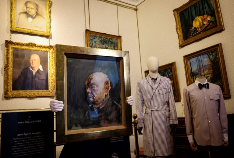 Un empleado de la casa de subastas Sotheby's muestra el boceto del retrato del primer ministro británico Winston Churchill pintado por Graham Sutherland, el 16 de abril de 2024 en el Palacio de Blenheim, al norte de Oxford (Adrian Dennis)