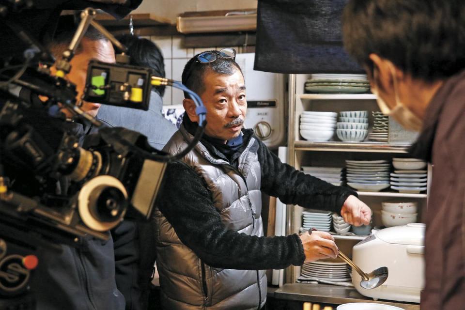 導演松岡（中）對細節非常要求，從老闆做菜的架勢，小到鍋碗瓢盆都精挑細選。