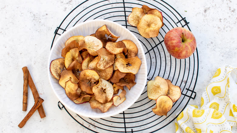 apple chips in bowl