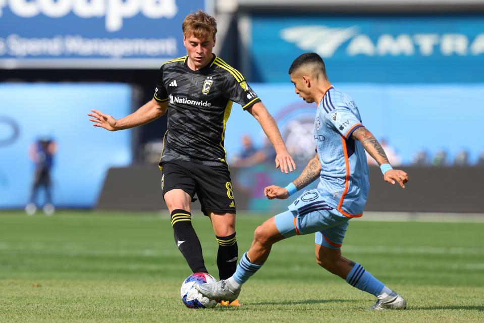 17 de junio de 2023;  Nueva York, Nueva York, Estados Unidos;  El mediocampista del New York City FC Santiago Rodríguez (10) juega el balón contra el mediocampista del Columbus Crew Aidan Morris (8) durante la segunda mitad en el Yankee Stadium.  Crédito obligatorio: Vincent Carchietta-USA TODAY Sports