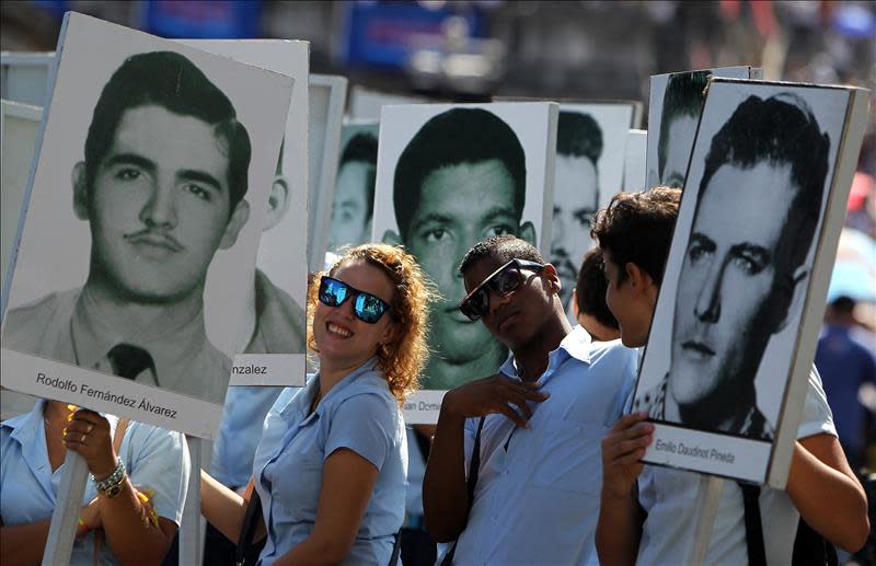 Jóvenes cubanos sostienen fotografías de los &quot;Los Cinco&quot; en La Habana (Cuba). EFE/Archivo