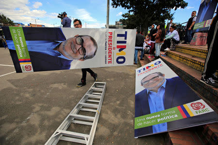 A man carries a banner of the FARC leader Rodrigo Londono, known as Timochenko, during the presentation as a candidate for the presidency of Colombia in Bogota, Colombia January 27, 2018. REUTERS/Jaime Saldarriaga