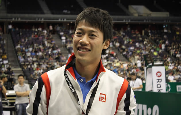 Kei Nishikori takes the time to say hi to his fans despite announcing the unfortunate news of his withdrawal from the tournament due to a wrist injury. (Yahoo! photo/Melissa Law)