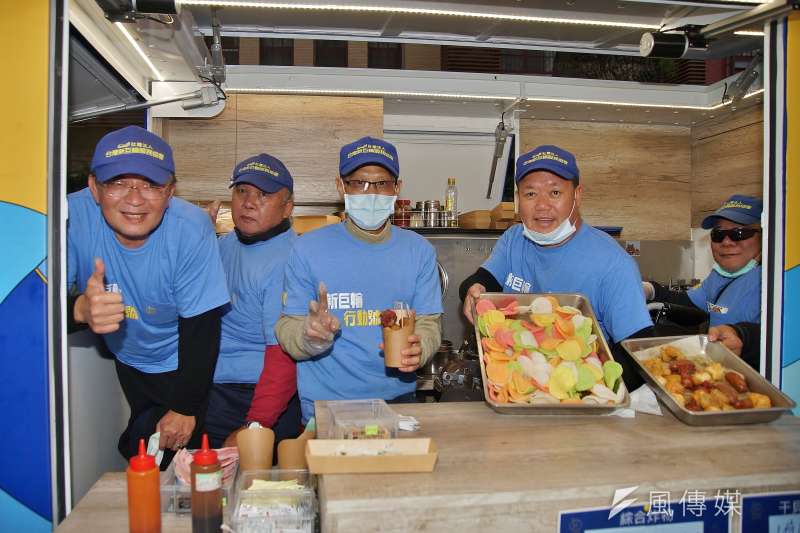 20201219-2020年度人權辦桌19日在立法院旁青島東路舉辦，新巨輪服務協會的餐車也到場販售餐點。（盧逸峰攝）
