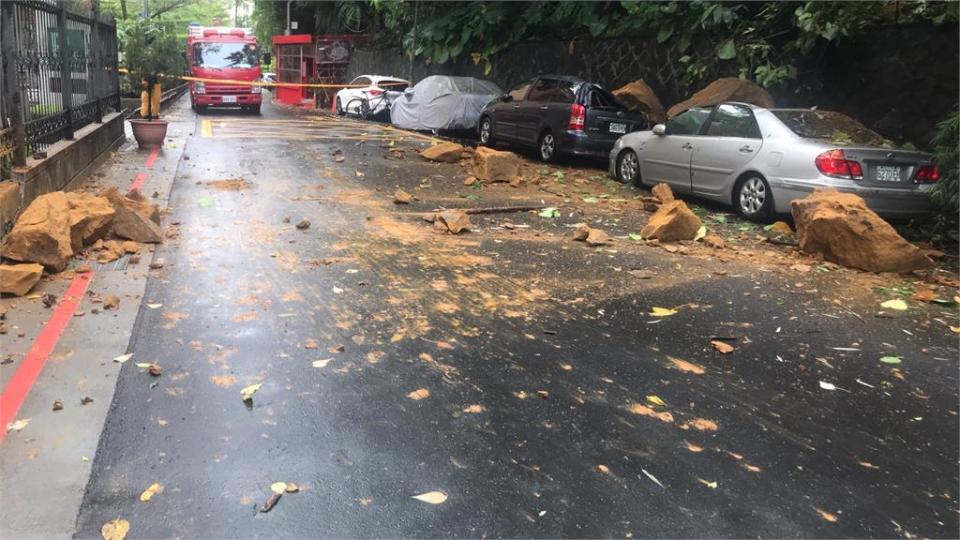 快新聞／連夜大雨傳災情！台北內湖土石崩落砸毀3車