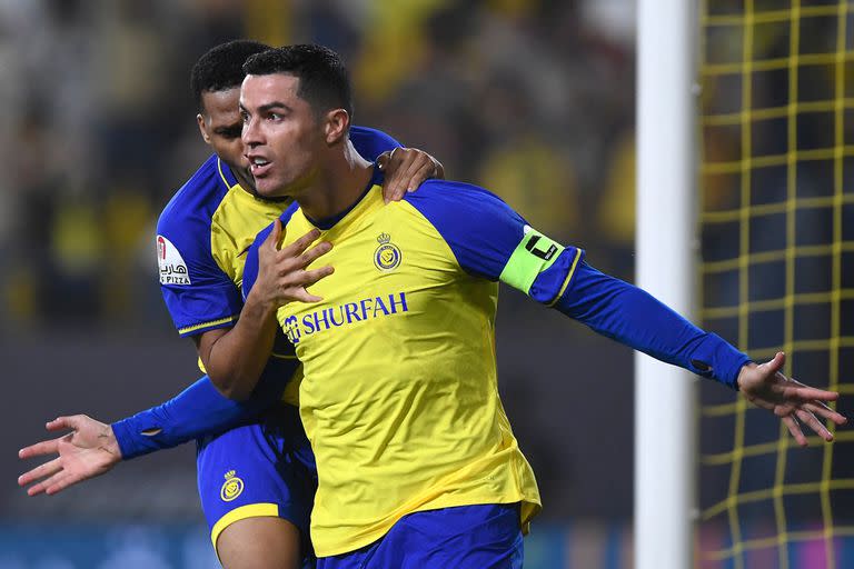 Cristiano Ronaldo celebra un gol en un partido de la Saudi Pro League; Al-Nassr paga al portugués de 38 años unos 200.000.000 por temporada.