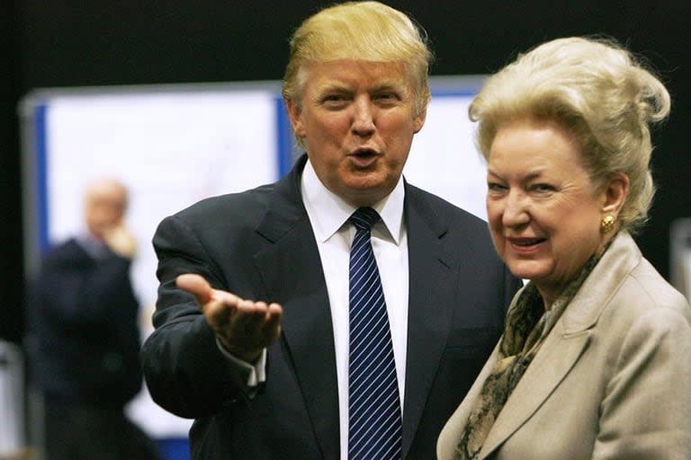 El presidente de Estados Unidos Donald Trump y su hermana Maryanne Trump Barry