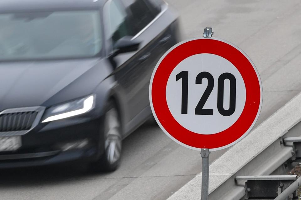 Tempo 120 auf den Autobahnen würde die Umwelt und Bestattungsunternehmen entlasten. - Copyright: dpa