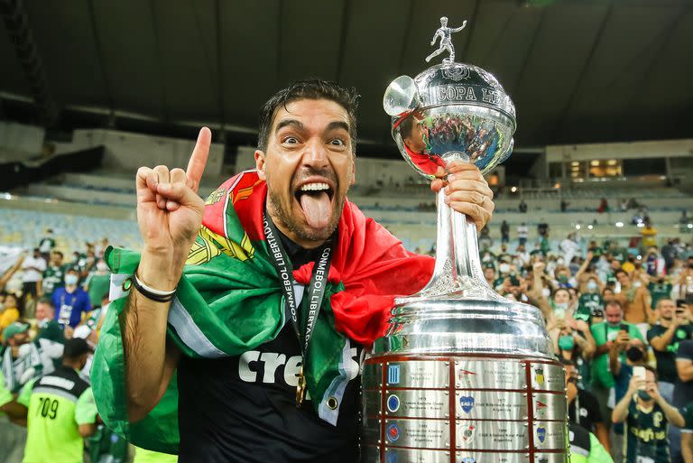 Abel Ferreira y su histriónico festejo con la Copa Libertadores en mano, la segunda consecutiva en Palmeiras, tras el 2-1 a Flamengo en Montevideo.