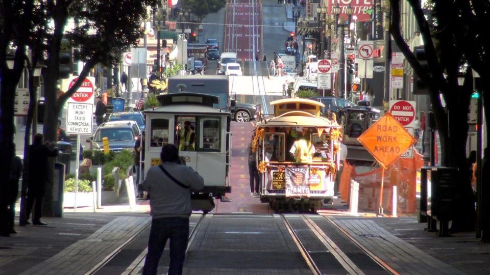 舊金山的特色交通工具—纜車，在關閉九天後於周六恢復試運營。（記者李怡╱攝影）