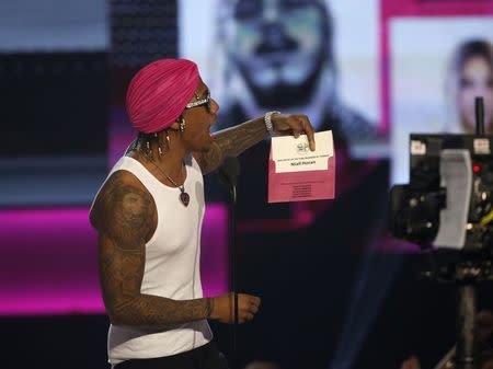 2017 American Music Awards – Show – Los Angeles, California, U.S., 19/11/2017 – Nick Cannon presents the award for New Artist of the Year to Niall Horan. REUTERS/Mario Anzuoni