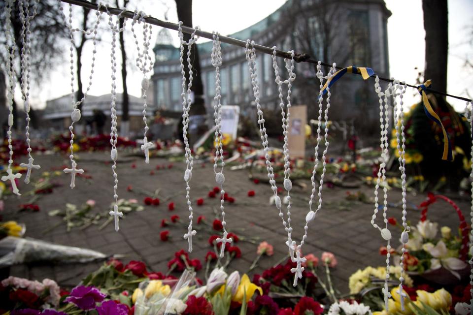 Varios rosarios cuelgan en una barricada en la Plaza de la Independencia de Kiev, el epicentro de las protestas que vive el país, Ucrania, el lunes 24 de febrero de 2014. (Foto AP/Darko Bandic)