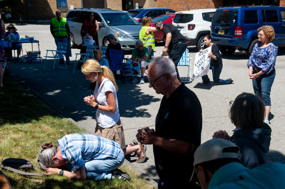 Rev. Mike Frison leads the group in prayer at a rally of abortion opponents organized by Sidewalk Advocates for Life outside the Power Family Health Center Planned Parenthood in Ann Arbor, Mich., on June 24, 2022.<span class="copyright">Jacob Hamilton—The Ann Arbor News/AP</span>