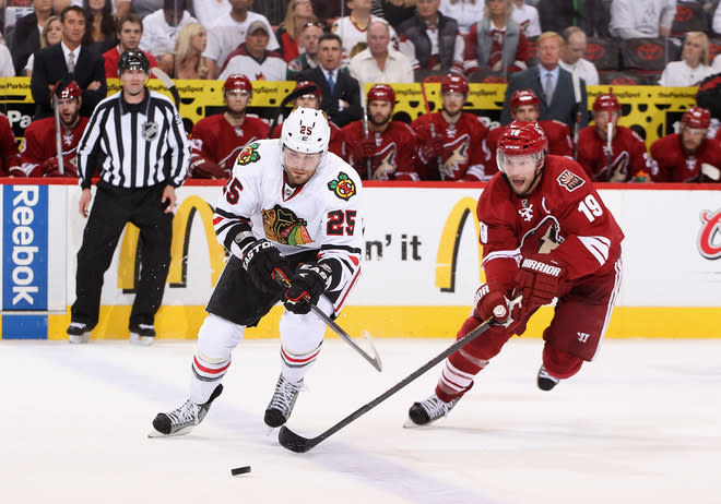 Viktor StalbergGLENDALE, AZ - APRIL 21: Viktor Stalberg #25 of the Chicago Blackhawks skates with the puck past Shane Doan #19 of the Phoenix Coyotes in the first period of Game Five of the Western Conference Quarterfinals during the 2012 NHL Stanley Cup Playoffs at Jobing.com Arena on April 21, 2012 in Glendale, Arizona. (Photo by Christian Petersen/Getty Images)