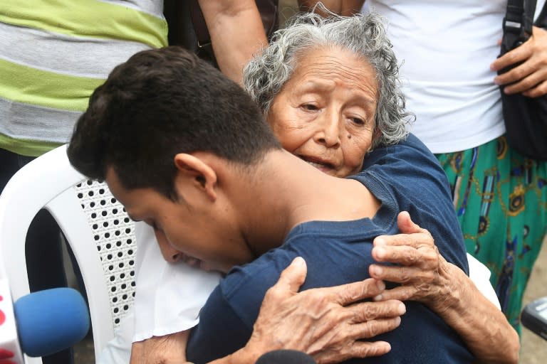 Un homme, arrêté lors des manifestations, serre un proche dans ses bras après avoir été libéré de prison à Managua, Nicaragua, le 22 juin 2018