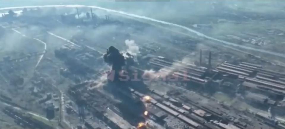 烏克蘭東部馬立波城市的亞速鋼鐵廠，遭到俄羅斯軍強烈猛攻，當地砲火連綿，傷亡慘重。   圖：翻攝自格拉申科推特影片