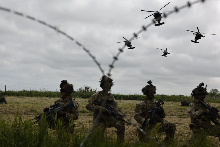 El ejército estadounidense lleva a cabo una manifestación de asalto aéreo en Carentan-Les-Marais, Normandía, Francia, el domingo 2 de junio de 2024, antes de las conmemoraciones del 80 aniversario del Día D