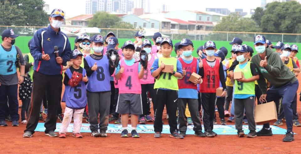 永信國小承辦寒假棒球育樂營，近百名學童參加一起打棒球，跑壘玩遊戲，增進對棒球的了解與認識。（記者汪惠松攝）