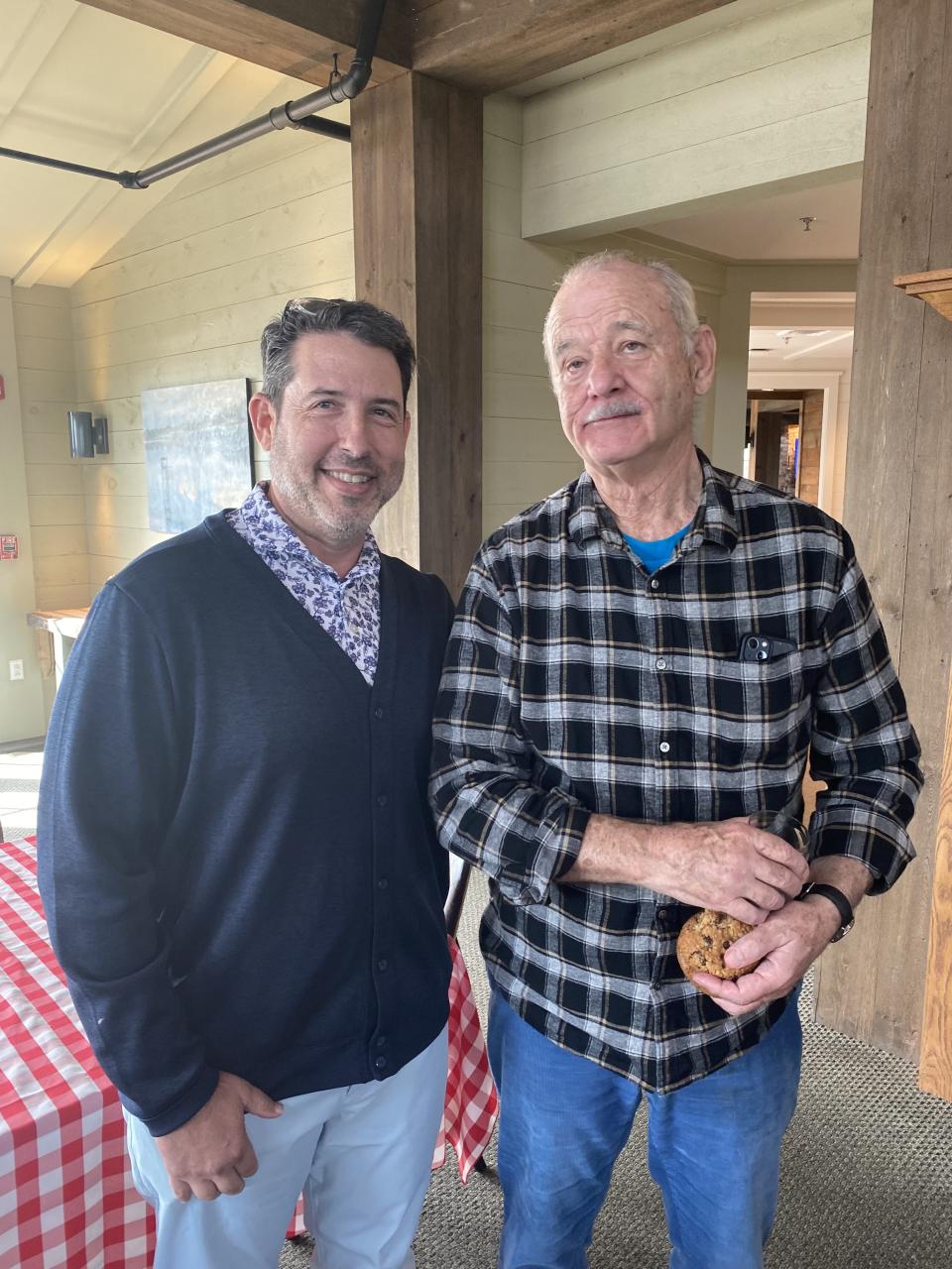 El veterano de la industria del golf hace su primer ace en un par 4, y Bill Murray lo abofetea