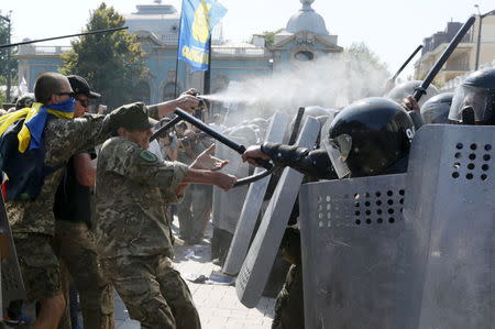 Demonstrators, who are against a constitutional amendment on decentralization, clash with police outside the parliament building in Kiev, Ukraine, August 31, 2015. REUTERS/Valentyn Ogirenko