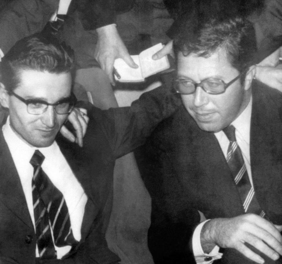 Jean-Marie Deveaux lors de son acquittement en 1969, au côté de son avocat Me Soulier (Photo AFP)