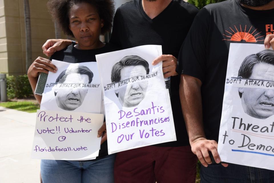 Manifestantes ante el tribunal del condado de Broward, Florida, el 18 de agosto (Michele Eve Sandberg/Shutterstock)