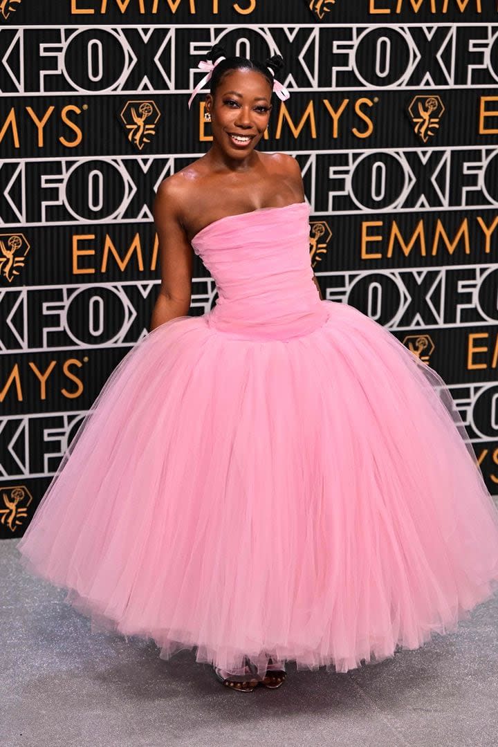 Luego de lucir impactante en los Critics Choice Award, la actriz Alfie Fuller cambió de forma radical su estilo y acudió a los Emmy con un vestido rosa de bailarina y moños en el peinado