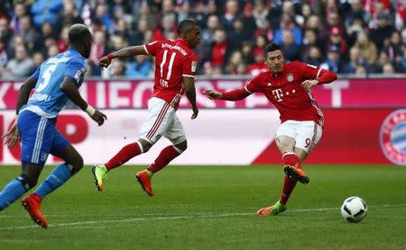 Football Soccer - Bayern Munich v Hamburg SV - German Bundesliga - Allianz Arena, Munich, Germany - 25/02/17 - Bayern Munich's Robert Lewandowski scores goal v Hamburg SV. REUTERS/Michaela Rehle