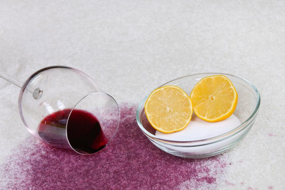 <p>Diesen Trick kennen sicher bereits einige: Hat man Rotwein verschüttet, muss man schnell handeln. Bestreuten Sie den Fleck mit einer ordentlichen Portion Salz und lassen Sie es mindestens 20 Minuten einwirken. Nachdem Sie das Salz eingesaugt oder ausgebürstet haben, spülen Sie mit viel Wasser, am besten Sprudelwasser, nach. (Bild: iStock / Togapix)</p> 