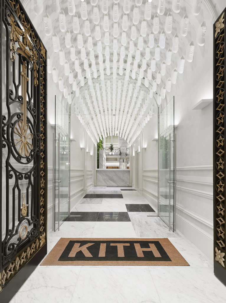 L'entrée du concept-store Kith, à Paris