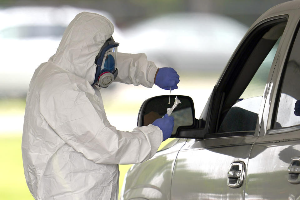 Ein Schnelltest in einem Drive-thorugh im amerikanischen Houston. Hier können sich Bürger kostenlos auf das Coronavirus testen lassen. Foto: David J. Phillip / AP / dpa +++ dpa-Bildfunk +++