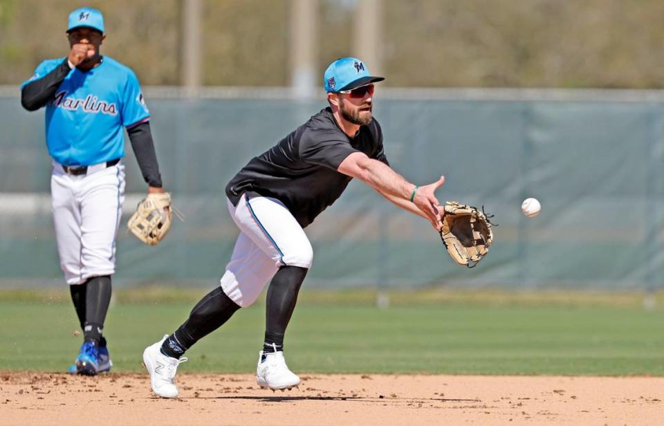 El utility de los Marlins Jon Berti tira a segunda base en una práctica en la pretemporada, el 20 de febrero de 2024 en Jupiter, Florida.