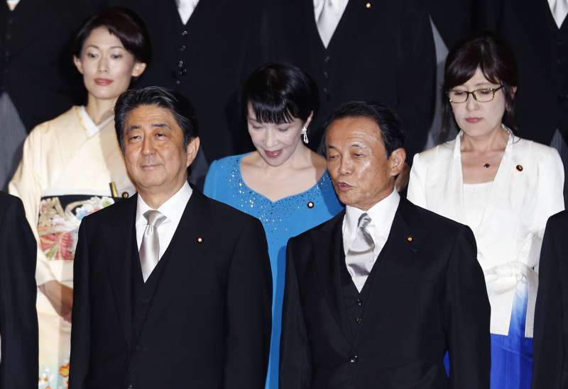 日本內閣改組，首相安倍晉三（前排左）與副首相麻生太郎（前排右）、總務相高市早苗（後排左）、奧運相丸川珠代（後排左）、防衛相稻田朋美合影（美聯社）