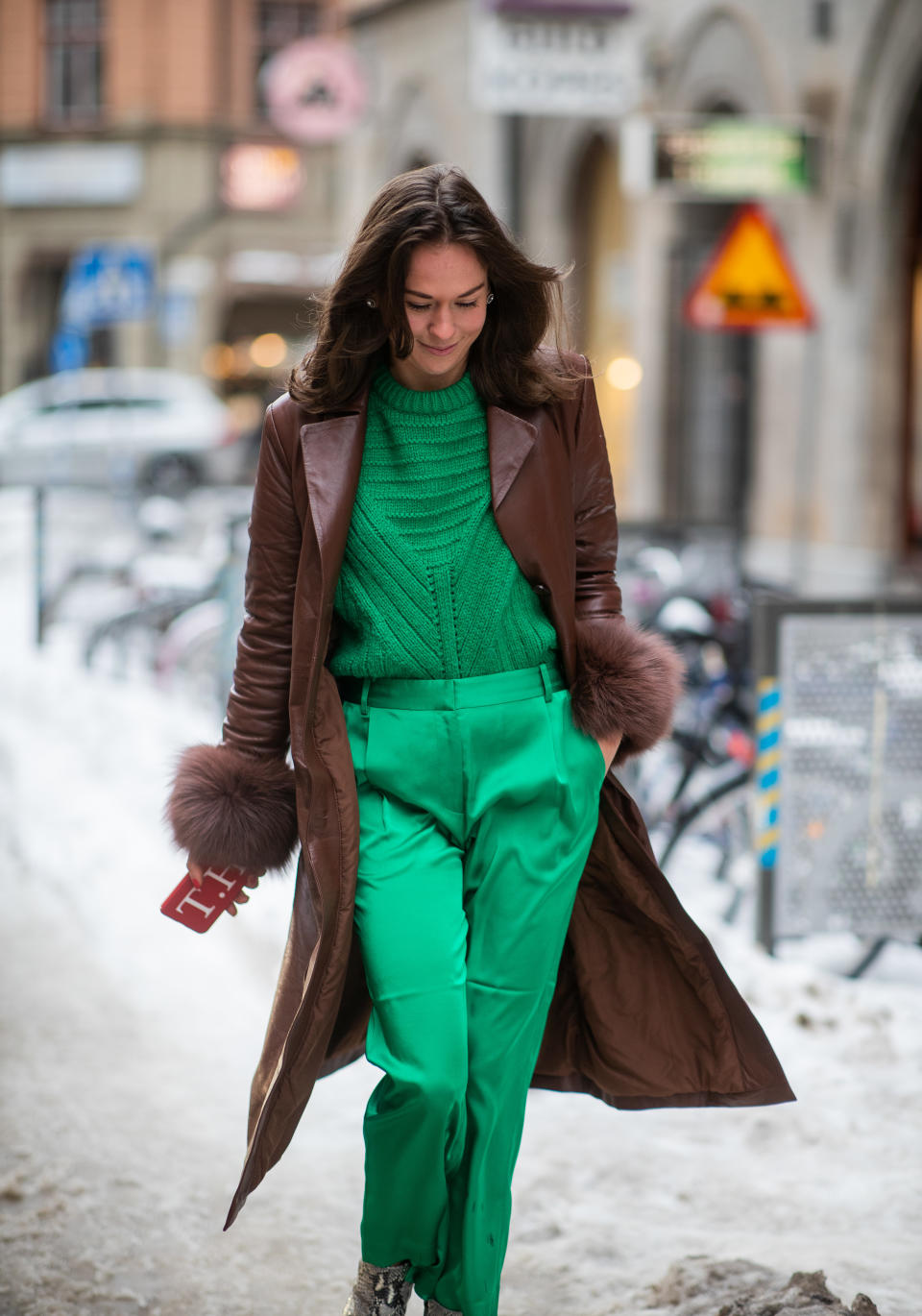 <p>Ein Look in sattem Grün katapultiert uns direkt in den Frühling. Die Trendfarbe will jedoch richtig kombiniert werden. Besonders gut eigenen sich Naturtöne wie Braun als Kombi-Partner. Sie bringen optisch Ruhe ins Outfit. (Bild: Getty Images) </p>