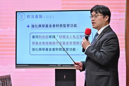 教育部高教司代理司長朱俊彰說明私校法修法。(行政院提供)