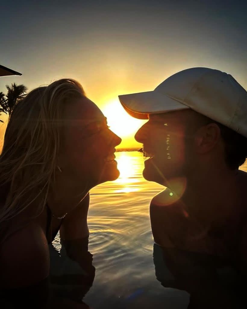 Jencarlos Canela y Olivia Elliot se dejaron ver de lo más enamorados