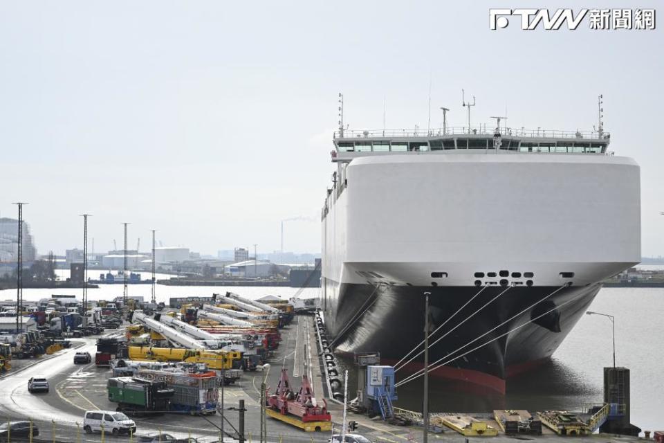 中國比亞迪汽車運輸船「探索者1號」首航停靠德國不來梅港，在當地引發轟動。（圖／美聯社）