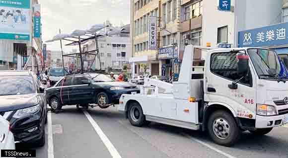 南市府強力取締無視公權力違規遊動廣告車輛違規累犯行為，維護市民停車權益。（記者李嘉祥攝）