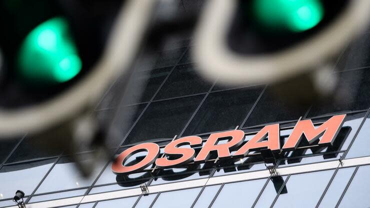 ARCHIV - 11.02.2019, Bayern, München: Zwei Ampeln zeigen vor der Zentrale der Firma Osram grünes Licht. (zu dpa 