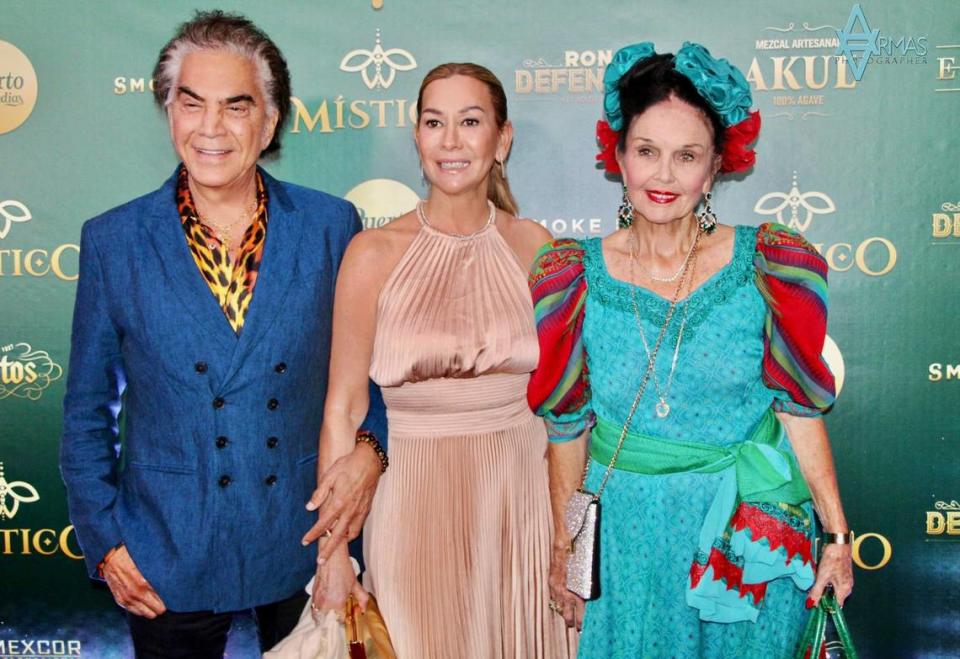 José Luis Rodríguez “El Puma” y su familia en la alfombra de la apertura de Místico.