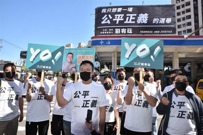 前媒體人劉宥廷（前左）6日宣布退出民眾黨，參選高雄市左楠區市議員。（林瑞益攝）