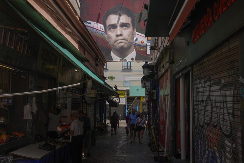 Un enorme cartel electoral se ve en un edificio con la imagen del presidente del gobierno español, Pedro Sánchez, y el avión oficial del gobierno, con un mensaje que no se ve en la imagen que dice "Tú a Marruecos. Desokupa la Moncloa" en Madrid, España, el lunes 17 de julio de 2023. (AP Foto/Paul White)