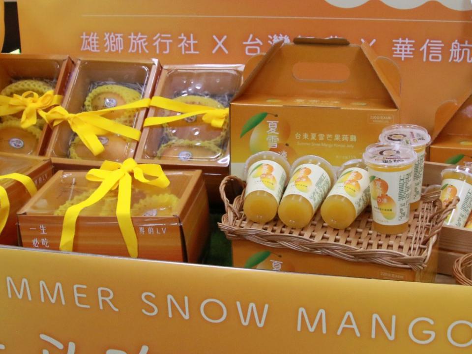 夏雪芒果蒟蒻吸凍等加工品，提供旅客享受夏雪芒果的好滋味。（記者鄭錦晴攝）
