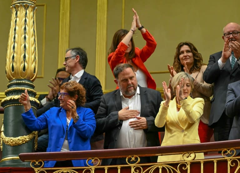 Le président du parti séparatiste catalan Esquerra Republicana de Catalunya, Oriol Junqueras (c) célèbre l'approbation finale de la loi d'amnistie pour les séparatistes catalans, le 30 mai 2024 à Madrid (JAVIER SORIANO)