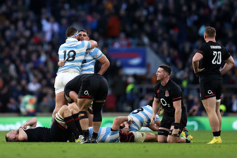 Los jugadores de Los Pumas festejan luego de vencer a Inglaterra por 30-29 en Londres.